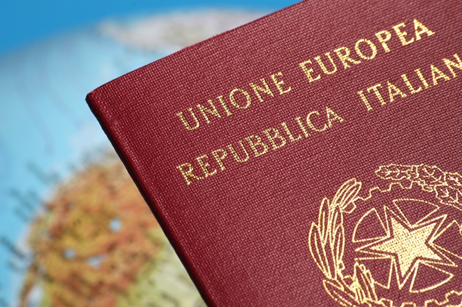 cittadinanza_ita_AdobeStock_12498368.jpg