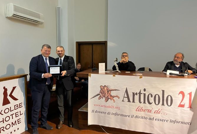 Il Segretario generale della Uil, PierPaolo Bombardieri riceve la tessera onoraria di Articolo 21