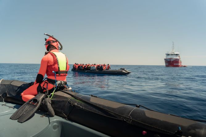 Dl Cutro: sospeso il trattenimento dei migranti, trasmessi gli atti alla Corte di Giustizia UE