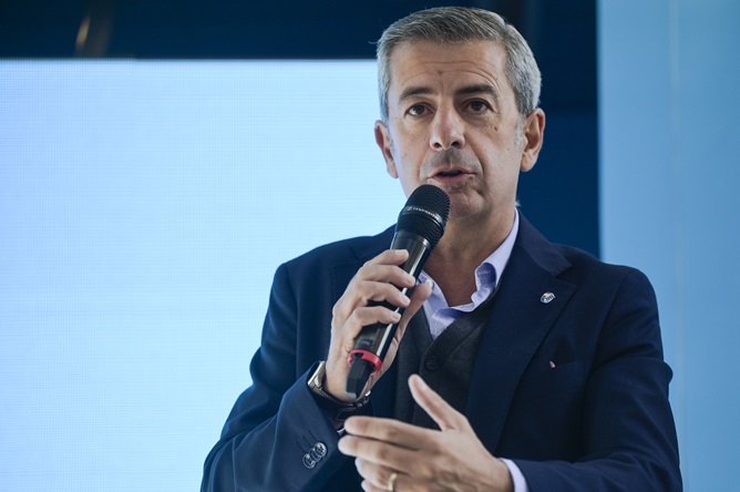 Richiamo a merito e a bisogno  anche invito a valorizzare persone e giovani