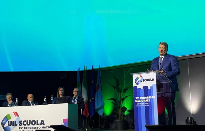 Il leader della Uil al Congresso della Uil Scuola risponde anche sul tema dell�energia 