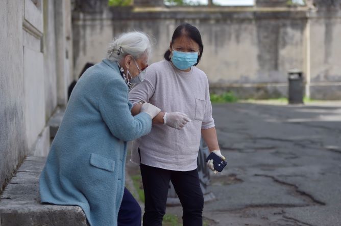 Inps, in Italia calo degli iscritti tra colf e badanti