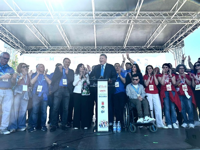 Sul palco di Montemurlo il leader della Uil insieme alla mamma di Luana 
