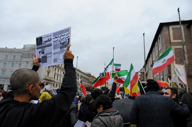 Una delegazione della Uil, il 24 maggio, alla manifestazione di fronte allAmbasciata Iran