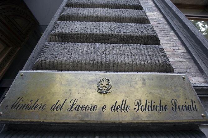 Ministero del Lavoro: nota semestrale sugli stranieri nel mercato del lavoro