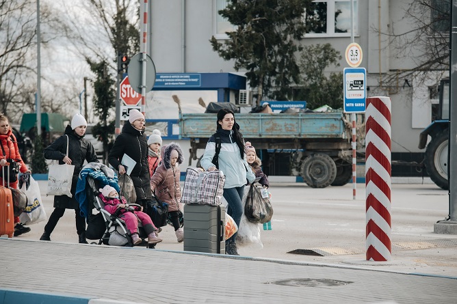 Ue apre le porte ai profughi ucraini grazie alla «protezione temporanea»: fino a 2 anni di permesso